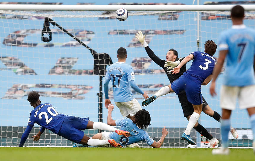 Матч между «Манчестер Сити» (в голубых футболках) и «Челси» (в синих) закончился счетом 1:2