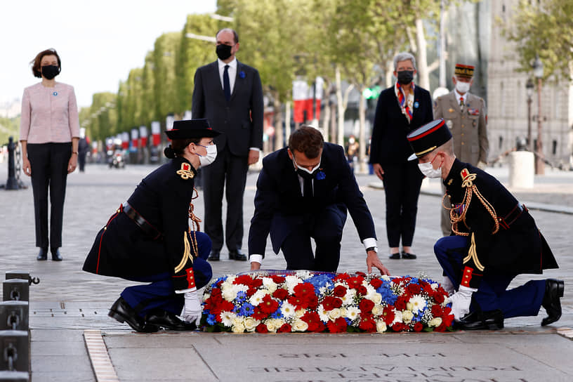 Президент Франции Эмманюэль Макрон (в центре)
