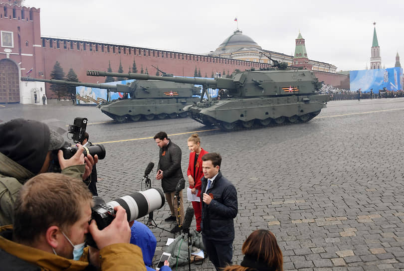 Москва. Военная техника во время парада на Красной площади