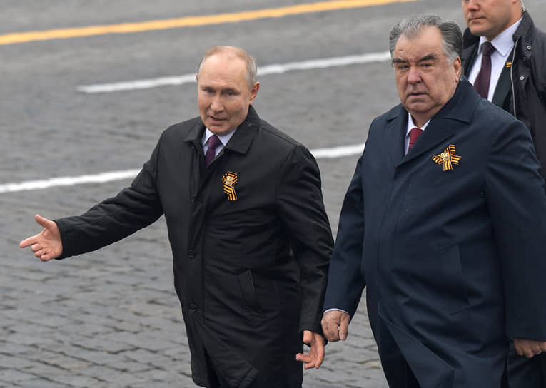 Президент России Владимир Путин слева) и президент Таджикистана  Эмомали Рахмон