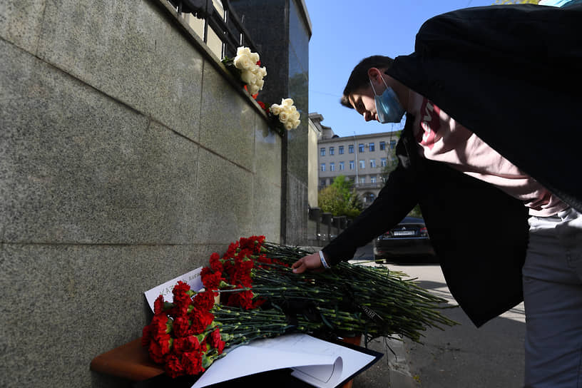 Москвичи и жители Петербурга организовали стихийные мемориалы у зданий постоянного представительства Татарстана в своих городах, люди несут игрушки, цветы и зажигают свечи