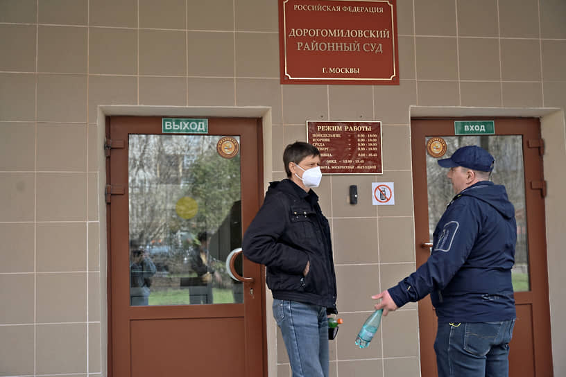 Фотокорреспондент “Ъ”  Анатолий Жданов (слева) и напавший на него сотрудник ЧОПа Сергей Гребенюков