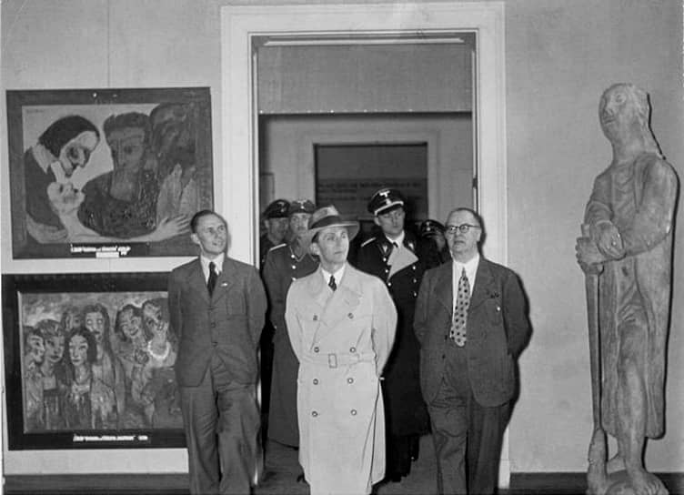 Йозеф Геббельс на выставке дегенеративного искусства в Берлине, 1938 год. Фотография предоставлена Sueddeutsche Zeitung Photo