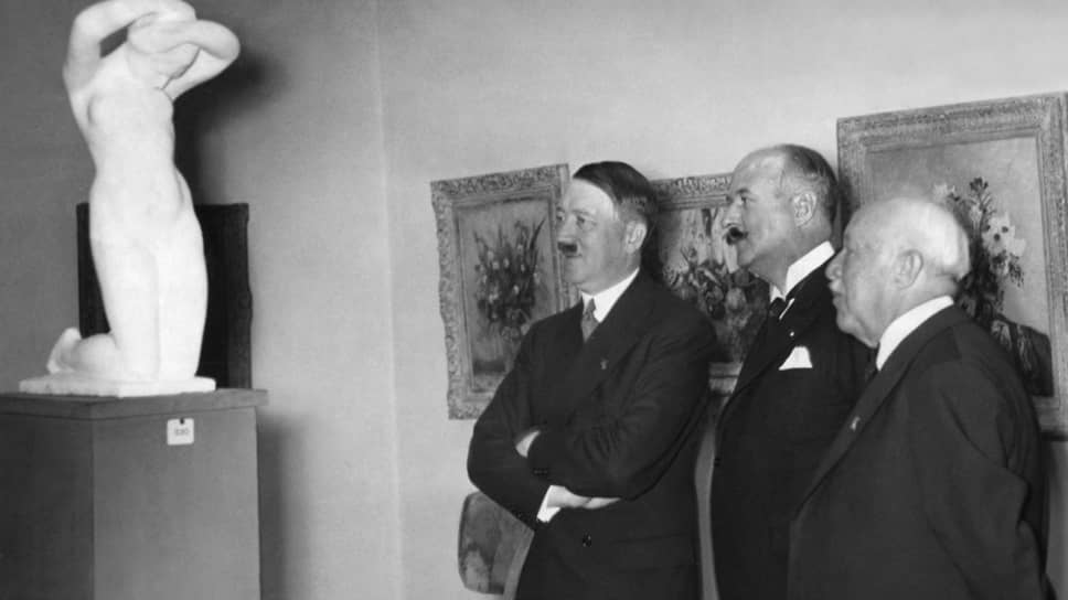 Адольф Гитлер и посол Франции Андре Франсуа-Понсе (второй справа) на выставке французского искусства в Берлине, 1937 год