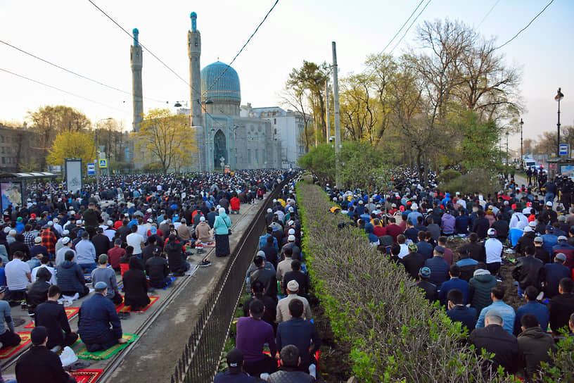 Верующие во время намаза у Санкт-Петербургской соборной мечети