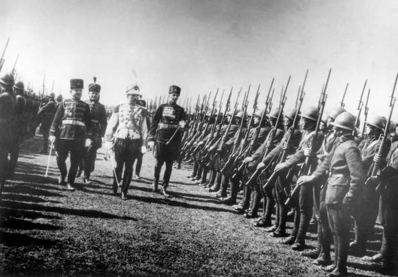«В 1928 г. Зогу объявил себя королем, и это еще более укрепило влияние Италии» (на фото — король Албании Ахмет Зогу принимает парад войск. Албания, 1928 год)