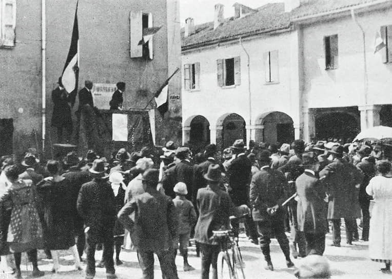 1921 год. Предвыборный митинг Национального блока. Среди слушателей есть женщины, хотя право голосовать итальянские женщины получат только в 1945 году