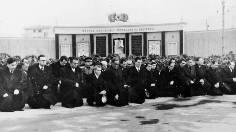 „Dobré nesmrtelné Stalinovo dílo musí být plně bráněno.“ (Na fotografii - vzpomínkové setkání věnované vzpomínce na I. V. Stalina za účasti vůdců Albánie. Tirana, 9. března 1953)