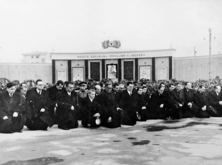 «Хорошее, бессмертное дело Сталина нужно отстоять целиком» (на фото — траурный митинг, посвященный памяти И. В. Сталина с участием руководителей Албании. Тирана, 9 марта 1953 года)