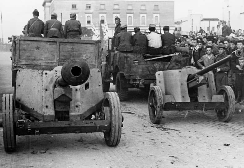 «Около 80% орудий находится в исправном состоянии. Боеприпасов в армии имеется на 8–10 дней боевых действий» (на фото — артиллерия на параде в столице Албании. Тирана, 28 ноября 1944 года)