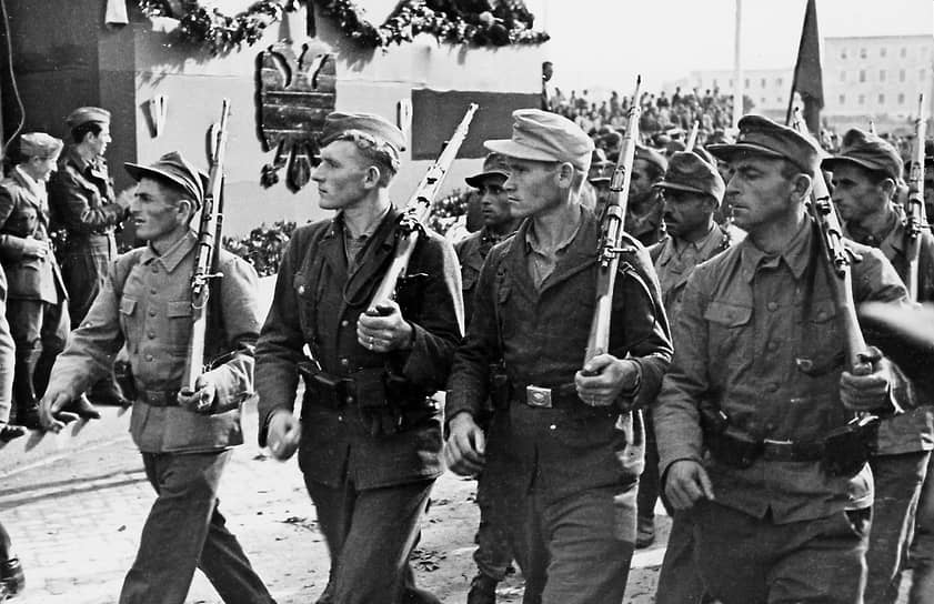 «В союзе со всеми свободолюбивыми странами изгонят захватчиков со своей земли» (на фото — албанские военные на параде в столице Албании. Тирана, 28 ноября 1944 года)
