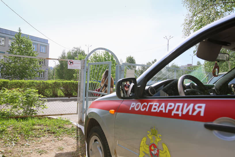 Автомобиль Росгвардии у входа на территорию школы №174 в Казани