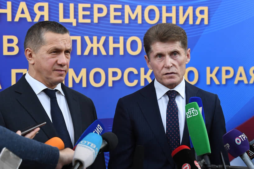 Губернатор Приморья Олег Кожемяко (справа) и полпред президента в ДВФО Юрий Трутнев