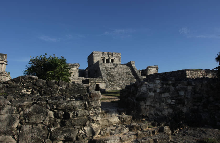 Руины древнего сооружения майя. Археологи считают, что здесь располагался один 
из дворцов местных правителей
