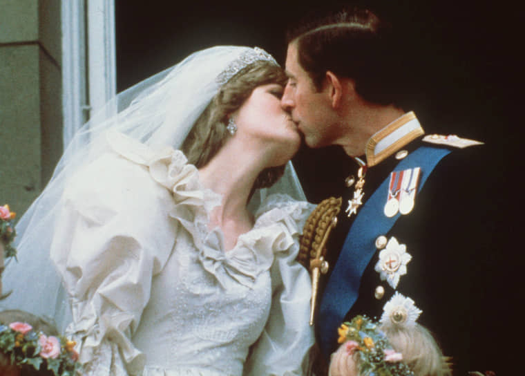 Журналист Мартин Башир сообщил принцессе Диане, что у него есть запись разговора принца Чарльза с его личным секретарем, в котором они обсуждают возможность развода Чарльза и Дианы