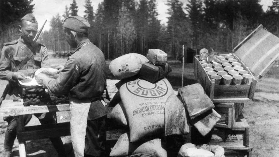 Получение продуктов из союзных держав на фронтовом питательном пункте. Действующая армия, 1943 год. Фото РГАКФД 