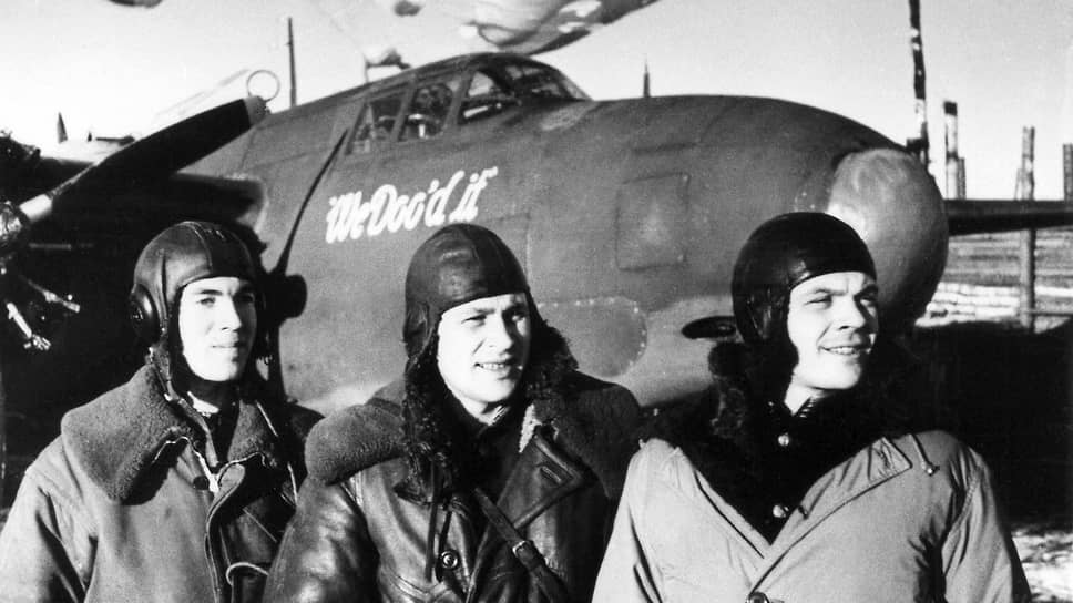 Экипаж гвардии капитана Стрелецкого у своего американского бомбардировщика. Действующая армия, декабрь 1943 года. Фото РГАКФД 