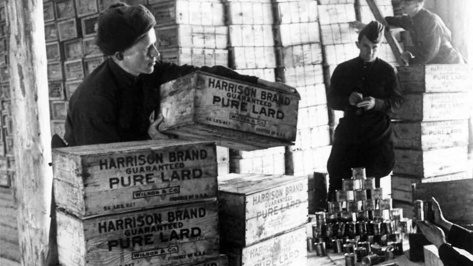 Склад с продуктами, прибывшими из США. Ленинградский фронт, 1943 год. Фото РГАКФД 