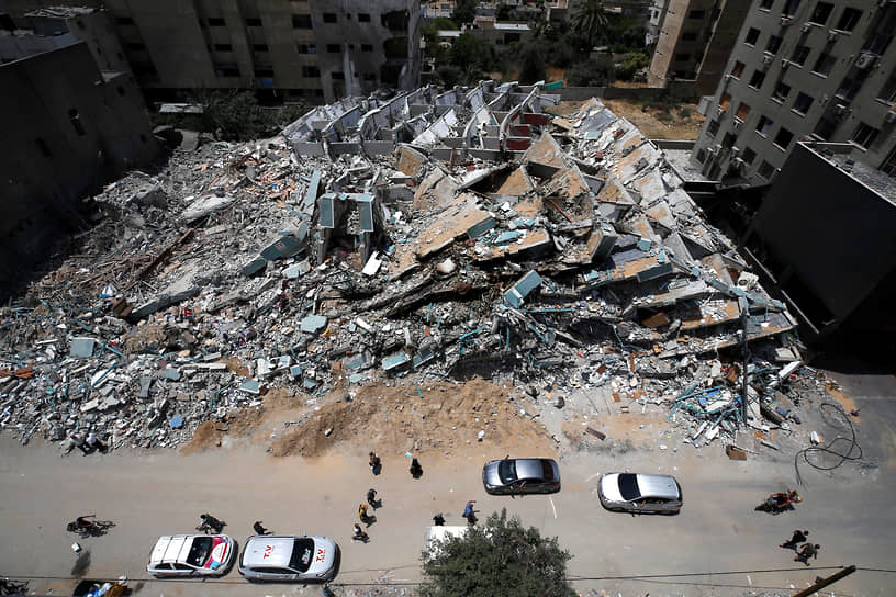 Уничтоженное израильской ракетой высотное здание в секторе Газа