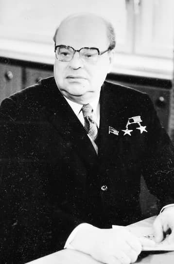 Лауреат Нобелевской премии по физике Николай Басов в 1973 году был одним из академиков, подписавших письмо с осуждением Сахарова, а в 1989 году — одним из подписавших правительственный некролог на смерть Сахарова