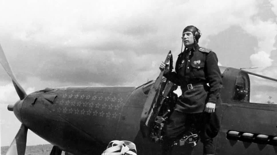 «Истребитель "Аэрокобра" — хорошая боевая машина. Он вооружён мощными огневыми средствами, прост в технике пилотирования, надёжен». На фото — лётчик-ас, будущий Трижды Герой Советского Союза А.И. Покрышкин на крыле своей «Аэрокобры», 1943 год. Архив журнала «Огонёк» 