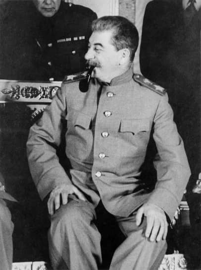 «Его спросили, что он думает по поводу того, что Сталин стал маршалом. Он не ответил, а спросил, что думают об этом корреспонденты. Ответы были самыми саркастическими»