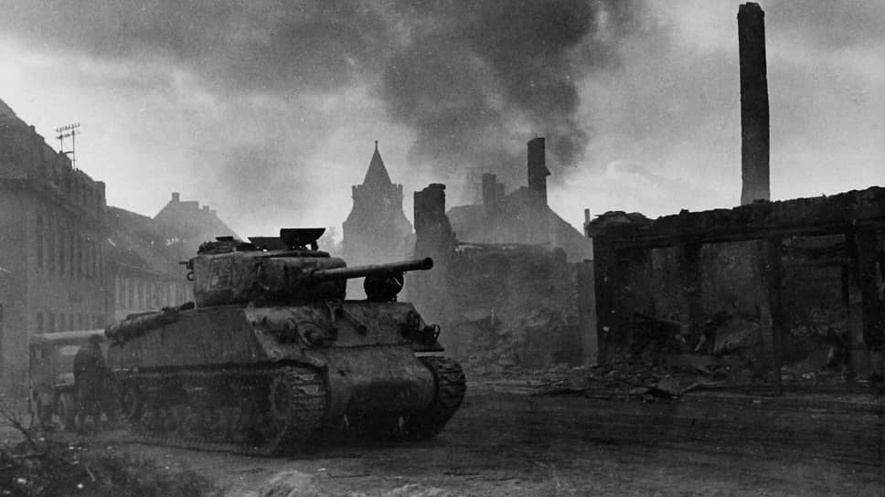 Советский танк американского производства на разрушенной улице Кёнигсберга, 1945 год. Архив журнала «Огонёк»