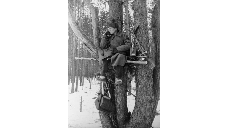 Красноармеец-связист. Белоруссия, 1944 год. Архив журнала «Огонёк»