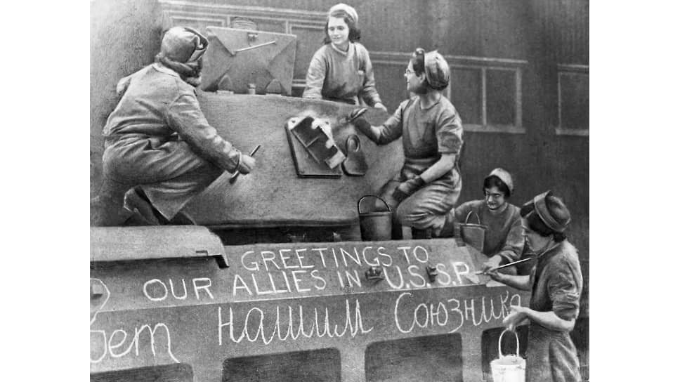 Работницы британского танкостроительного завода готовят танк к отправке в СССР. Архив журнала «Огонёк»