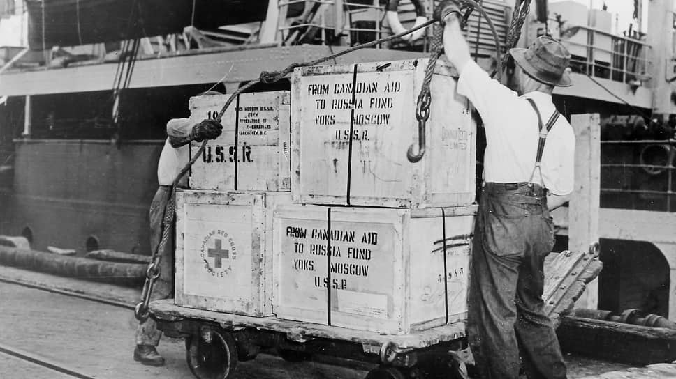 В канадском порту грузят на советский пароход медикаменты и одежду для СССР. Архив журнала «Огонёк»