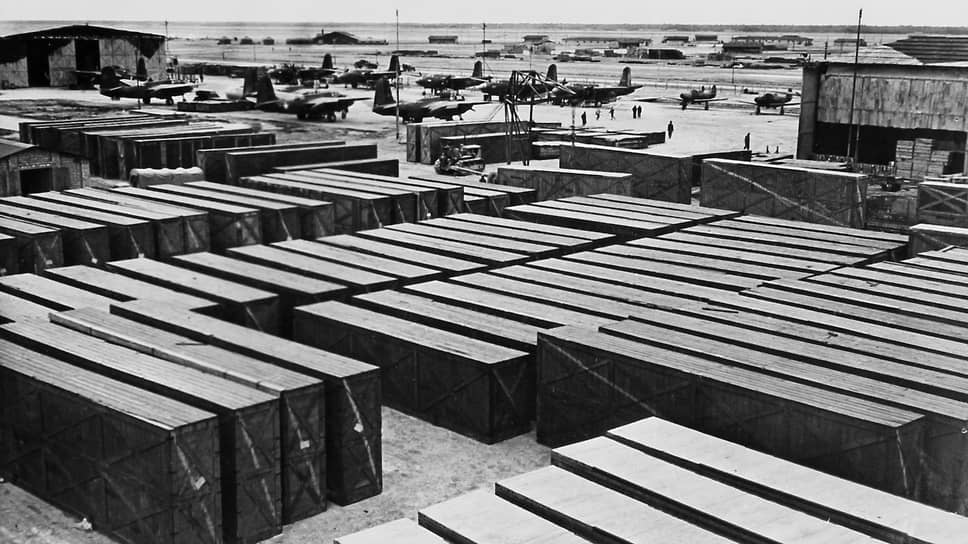 Контейнеры и самолёты, подготовленные к отправке в СССР. Архив журнала «Огонёк»