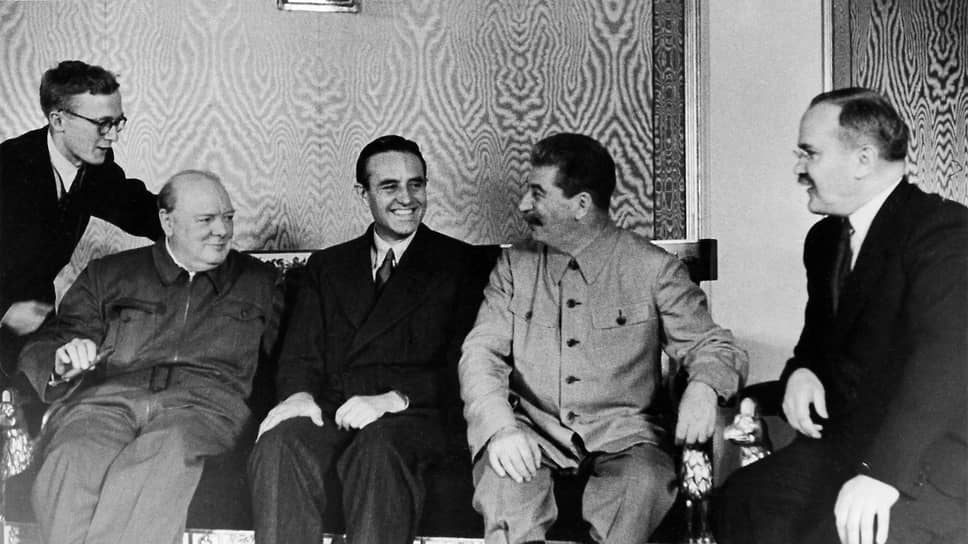 «Я принимал участие в этих переговорах и могу заверить вас, что они были искренними и откровенными». На фото (справа налево) — В.М. Молотов, И.В. Сталин, А. Гарриман, У. Черчилль. Архив журнала «Огонёк»