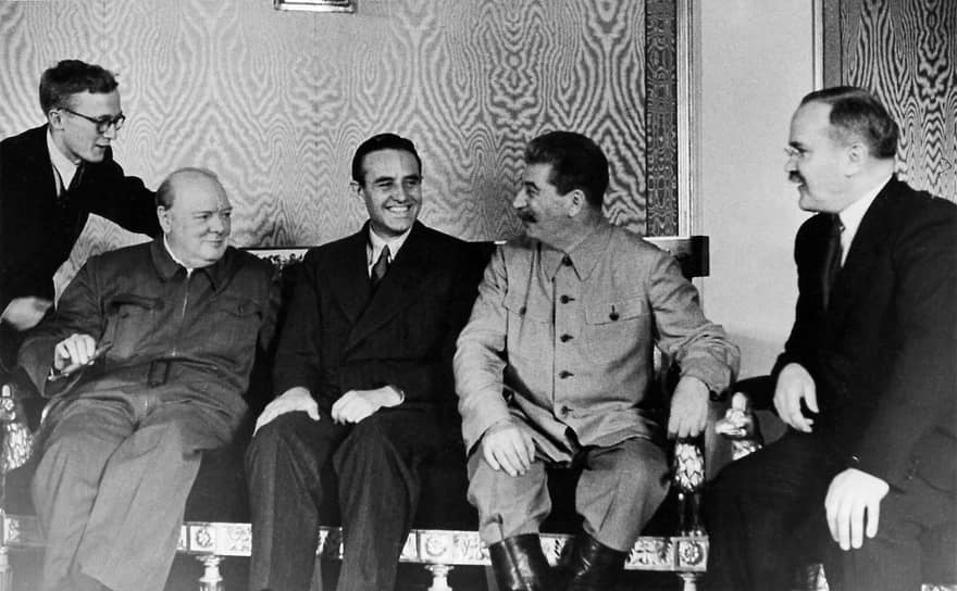 «Я принимал участие в этих переговорах и могу заверить вас, что они были искренними и откровенными» (на фото (справа налево) — В. М. Молотов, И. В. Сталин, А. Гарриман, У. Черчилль)