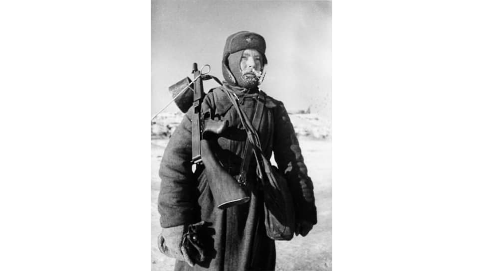 Боец Красной армии с американским пистолетом-пулемётом Томпсон. Сталинград, 1943 год. Архив журнала «Огонёк»