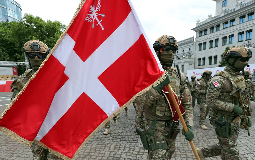 Военные несут флаг Грузии на праздновании Дня независимости