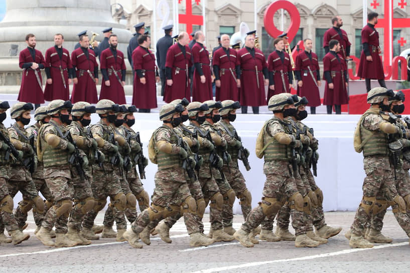 Солдаты маршируют на посвященном 103-й годовщине независимости Грузии параде