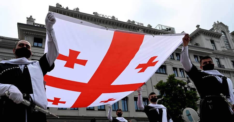 Участники празднования Дня независимости с грузинским флагом