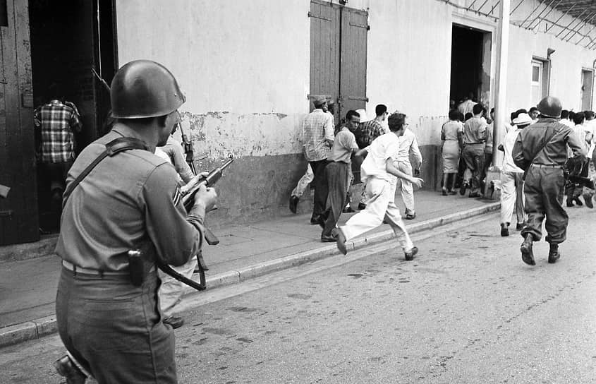 «Серьезная проблема сейчас состоит в том, что мы не знаем, что делать, поскольку мы не знаем, какова реальная ситуация» (на фото — разгон протестующих, Санто-Доминго, 30 ноября 1961 года)