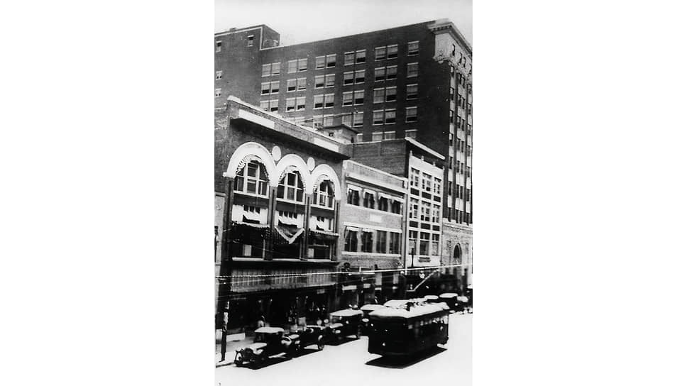 Офисное здание Drexel (второе слева). На третьем этаже находился туалет для «цветных», ближайший от места работы Дика Роуленда
