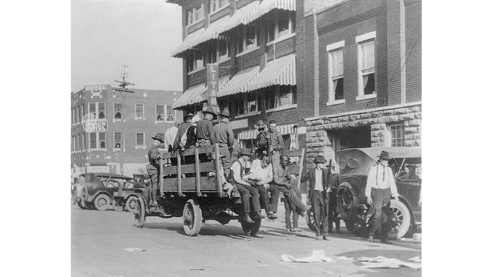 Армейский грузовик с солдатами и арестованными жителями Гринвуда