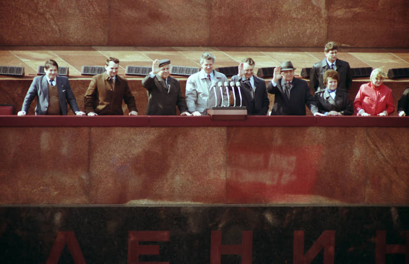 Михаил Горачев и другие официальные лица на трибуне мавзолея. 1 мая 1991 года