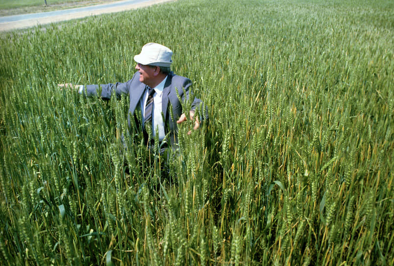 Михаил Горбачев на целине во время рабочего визита в Казахстан. Май 1991года