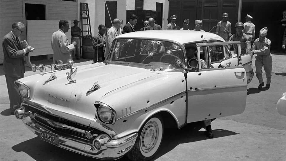 «Непосредственными орудиями убийства были пистолеты и охотничьи ружья» (на фото — расстрелянный автомобиль Трухильо, июнь 1961 года)