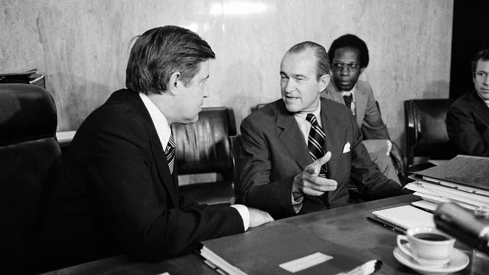 «Тщательное изучение проблемы убийств привело к затягиванию сроков работы комиссии» (на фото — сенатор Ф. Черч, слева, и директор ЦРУ Р. Хелмс, Вашингтон, 14 июня 1975 года)