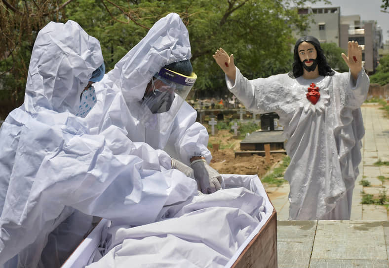 Нью-Дели, Индия. Похороны на христианском кладбище 