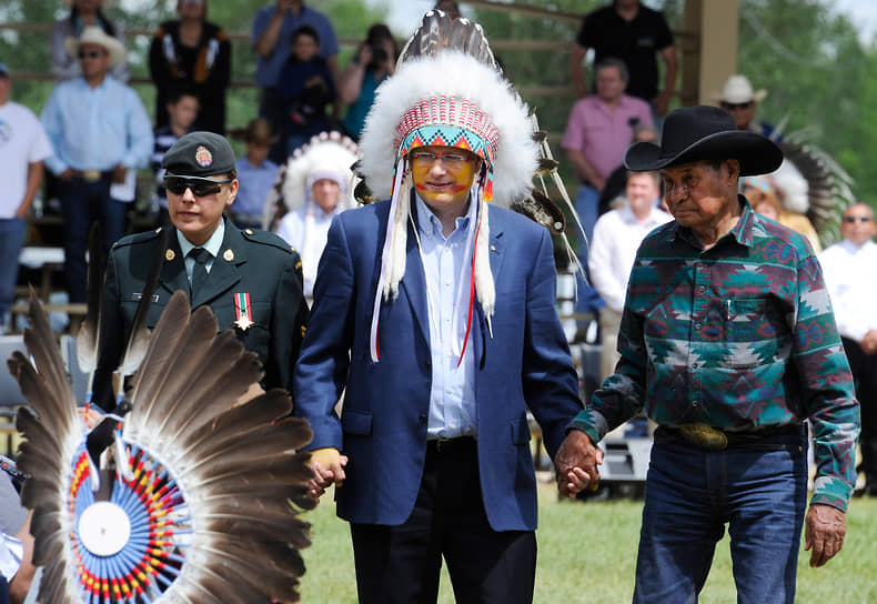 Стивен Харпер, премьер-министр Канады с 2006 по 2015 год (на фото в центре), 11 июня 2008 года принес официальные извинения за ущерб, нанесенный коренным народам системой школ-интернатов