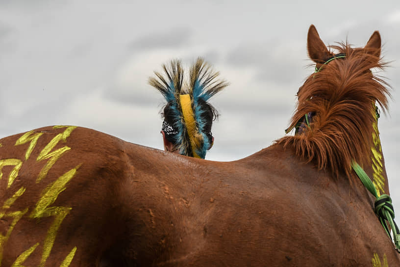 Похаска, США. Мужчина с лошадью во время индейской эстафеты в штате Оклахома 