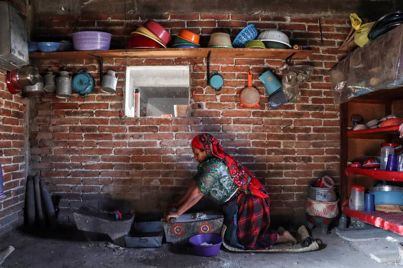 Сан-Бартоломе-Киалана, Мексика. Женщина перемалывает кукурузу