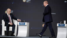 Президент России Владимир Путин (справа) и журналист Станислав Натанзон на пленарном заседании ПМЭФ-2021