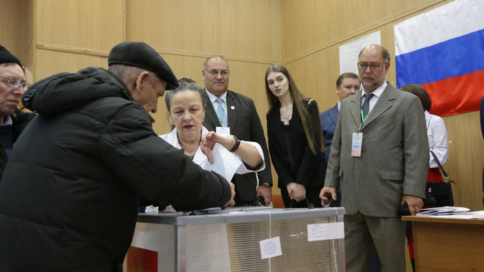 Члены миссии ОБСЕ на избирательном участке во время выборов президента России